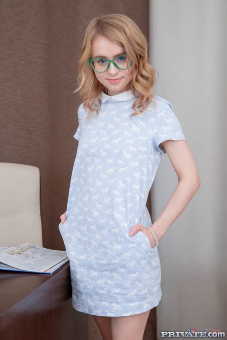 Russian Venus Light Fairy krijgt haar geschoren kutje geneukt door een leraar
