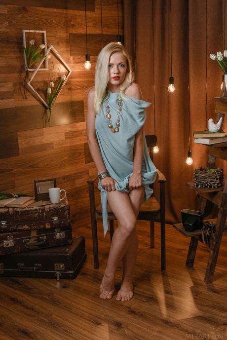 Camelia blonde maigre enlève son rouge à lèvres rouge et sa lingerie pour poser nue
