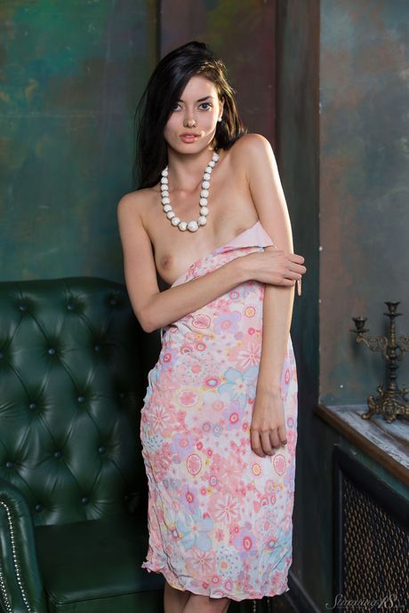 Unge brunette alma strimler ned med selvforsikring
