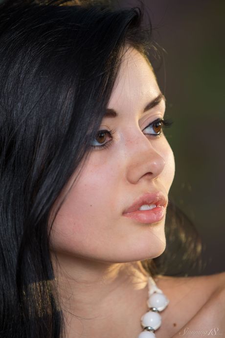 Unga brunett alma remsar ner med självförsäkring
