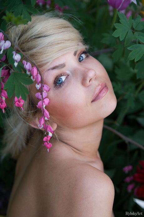 Svelte Teen Iveta går naken i en trädgård och visar sina små tuttar och snäva röv
