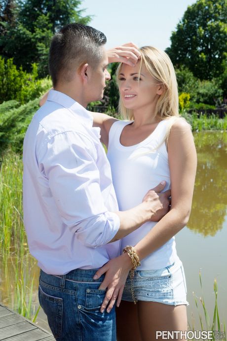 Sexig ukrainsk blond Ivana -socker tar en kuk i sin fitta på en floddocka
