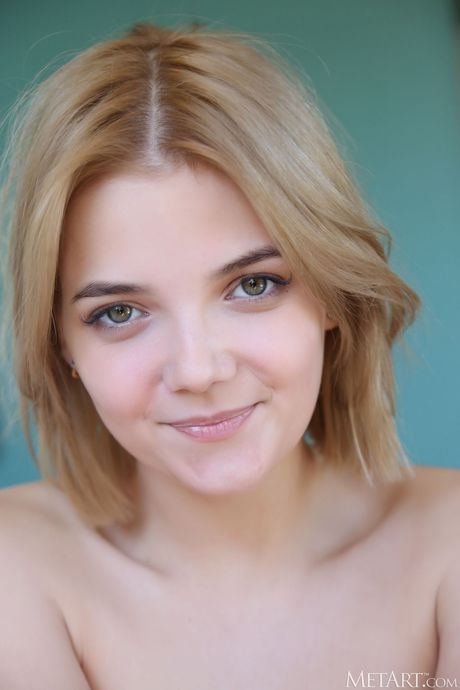 부드러운 십대 샤넬 펜은 알몸으로 착륙 스트립 음부를 강조합니다.
