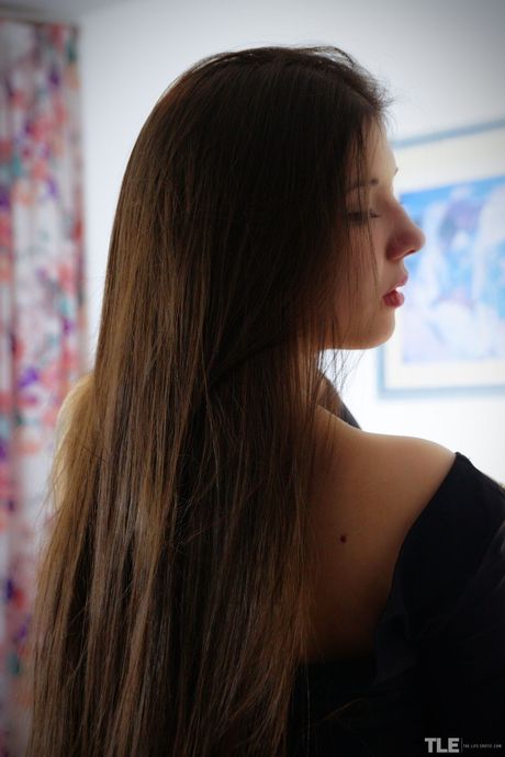 يضيء مراهق مراهق لطيف مصباح يدوي على جسدها العاري قبل العادة السرية
