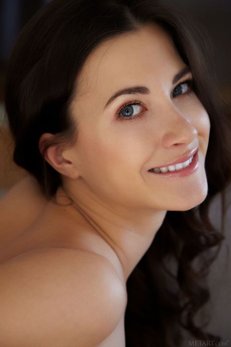 Lauren Crist remove seu vestido branco e saltos altos para posar nua
