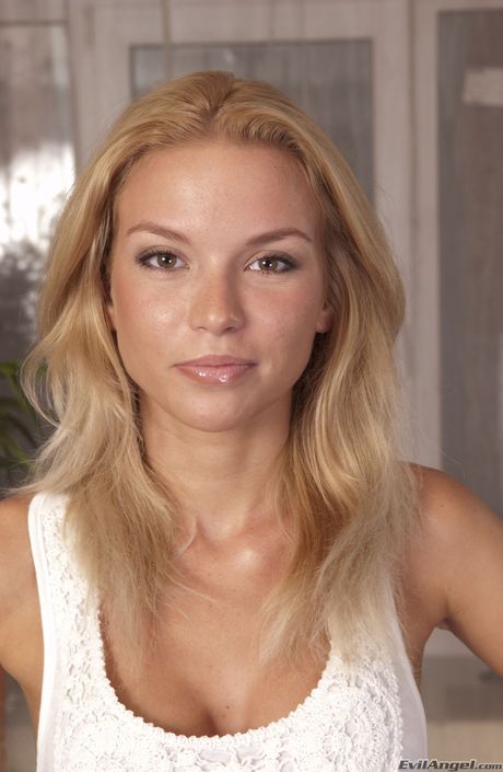 性感宝贝 Summer Breeze 在单人表演中脱衣并张开双腿
