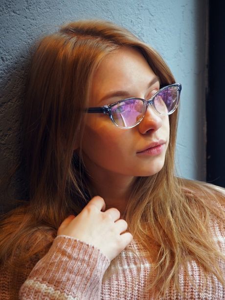 귀여운 십대 시야가 도서관에서 책을 읽다가 하이힐을 신고 발가벗은 모습
