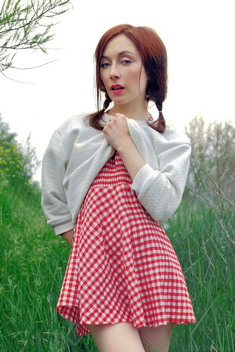 Petite adolescente noite uma tiras nuas no quintal e mostra sua buceta saborosa
