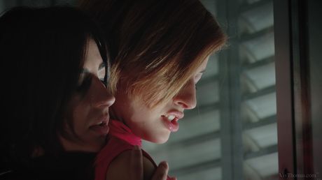 Garotas lésbicas ena sweet & caomei bala lamber e dedos de dedo em uma cama
