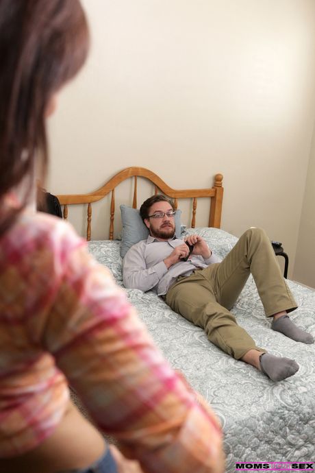 Mogen lärare Syren Demer förför sin styvson i en bikini
