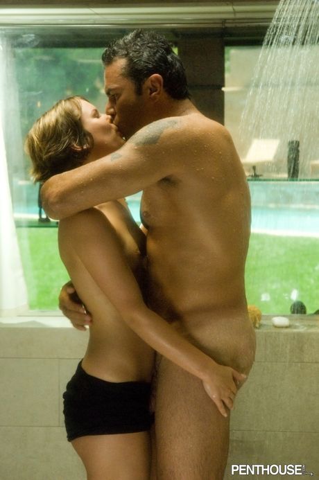 ムラムラ小柄な美女、クレア・ロビンスがシャワーを浴びながらチ○ポを咥える
