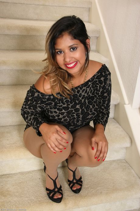 Latina MILF Jamie Hernandez shows her big boobs and poses in stockings