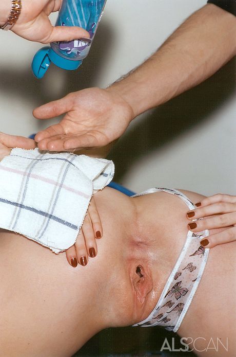 Blond tonåring Heidi fingrar hennes fitta medan hon är naken på sin säng
