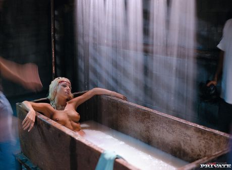 La blonde Cameron Cruise et son amant lesbien Tiffany se font défoncer
