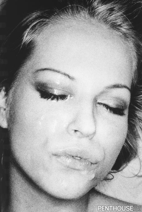 الأم شقراء مع الثدي الصغيرة تحصل على الحمار والجمل مارس الجنس في صالة الألعاب الرياضية
