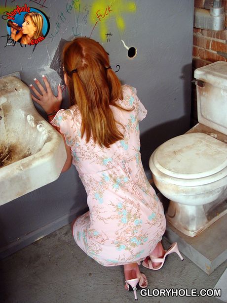 Petite rousse Sally suce et baise une BBC à travers un trou de gloire dans les toilettes publiques
