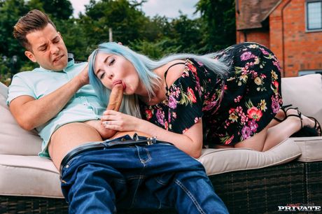 Misha Mayfair zostaje podwójnie pieprzony przez dwóch zawieszonych mężczyzn na patio
