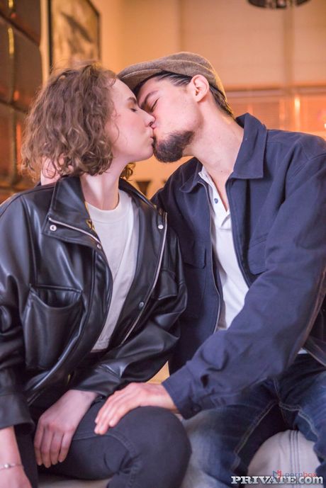 Morena sexy Darcy Dark recibe su coño afeitado y culo follado por un chico
