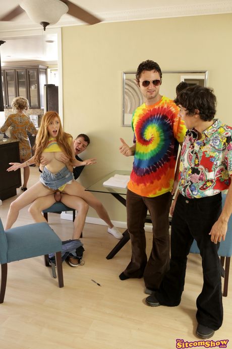 Teen dai capelli rossi Donna Dixon viene sorpresa a fare sesso con il fratellastro
