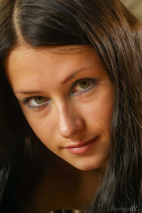 A adolescente morena Bellanca L remove sua lingerie para posar nu em meias
