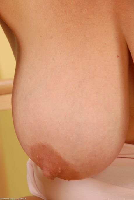 Mulher madura Misti desencadeia seus peitos grandes e brinca com sua buceta peluda
