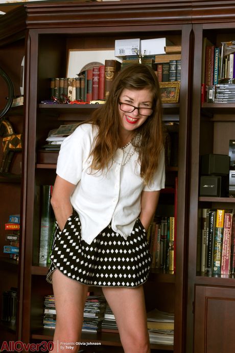 La secrétaire mature Olivia Johnson montre son grand cul et écarte sa chatte
