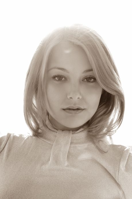 섬세한 십대 니키아 A가 드레스와 신발을 벗고 책상 위에서 누드 포즈를 취하고 있습니다.
