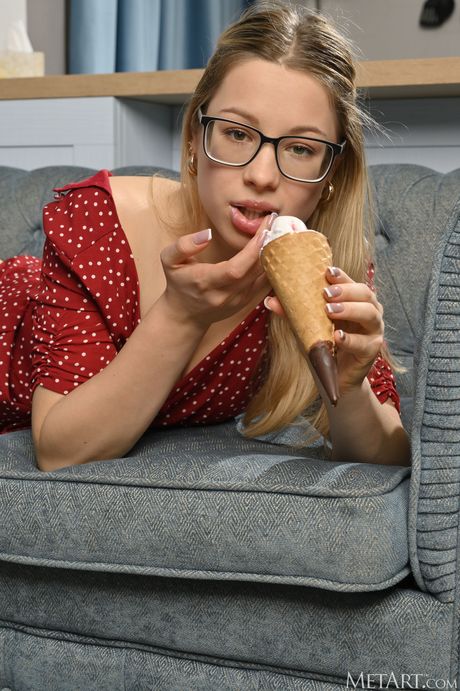 Blond tenåring Katarina Meis fjerner briller og klær for å posere naken
