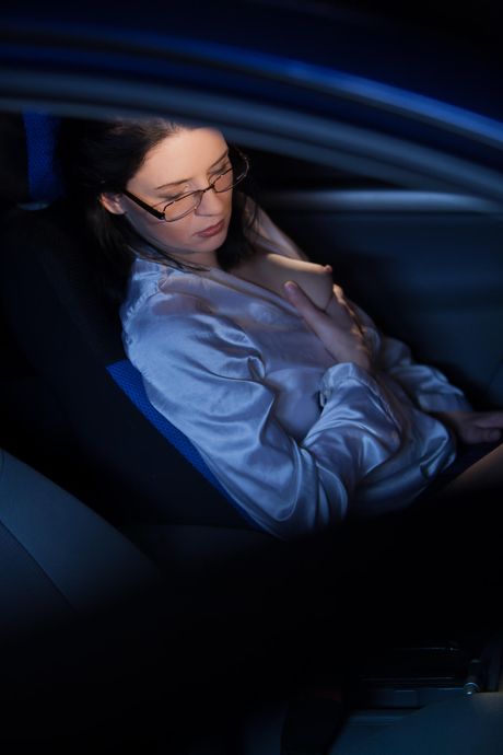 Mooie tiener Andrea P strips en plaagt met haar grote tieten en geschoren poesje
