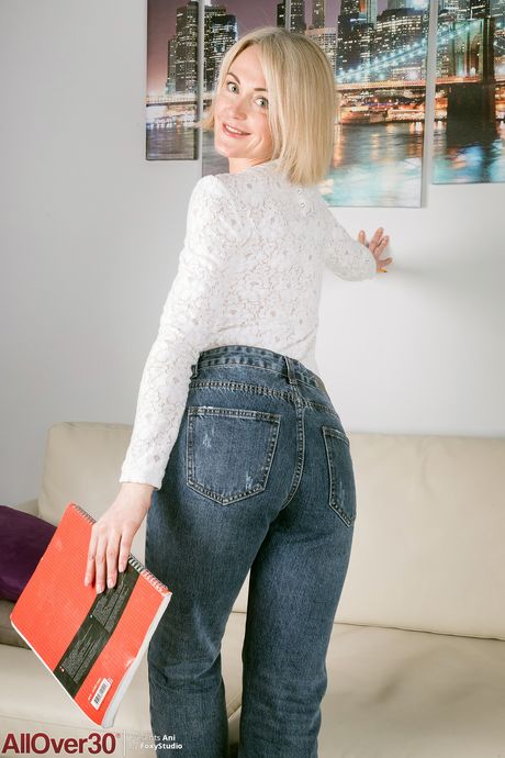 Amateur Milf Ani zeigt ihren großen Arsch und verbreitet ihre Muschi aus der Nähe
