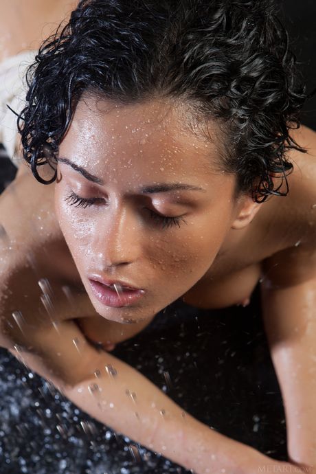 性感俄罗斯美女 Pammie Lee 脱衣挑逗大奶子
