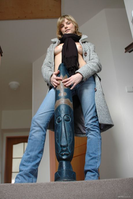 Attraktiv tonåring Margo blir naken på en stol innan hon visar sin skalliga fitta
