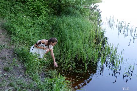 개비 벨라는 진정한 자연 애호가입니다. 맨발로 풀과 흙 위를 걷는 것은 그녀를
