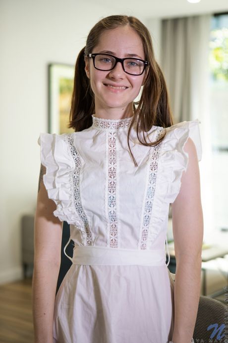 إيفا ماي تقطع نظارتها وحماسها قبل أن تستمني على كرسي
