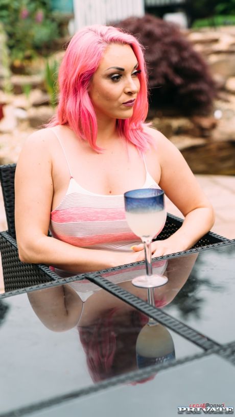 British Beauty Victoria Summers får hendes fisse slikket ud og pikede i karbadet
