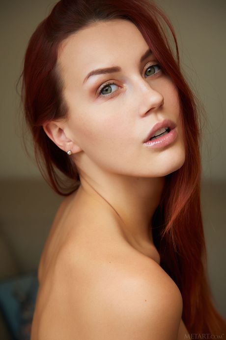 性感红发女 Charlie Red 展示剃光的阴部和火辣的屁股
