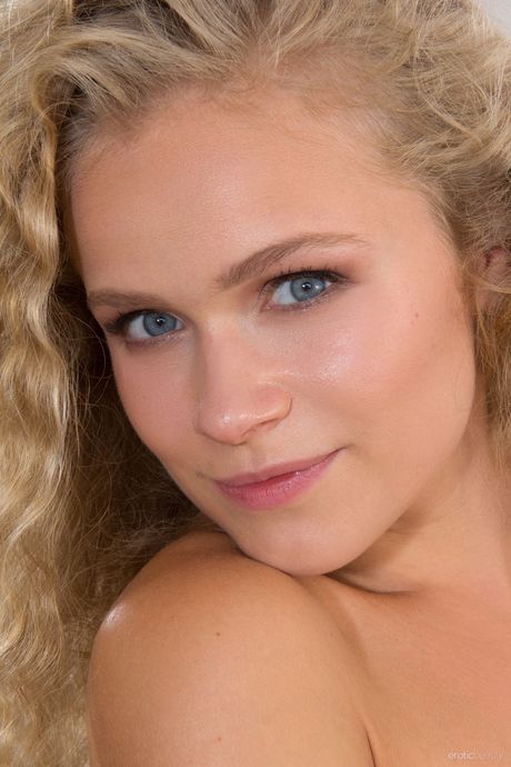 Blondynka Teen Mikana usuwa bieliznę, aby pozować nago w swojej sypialni
