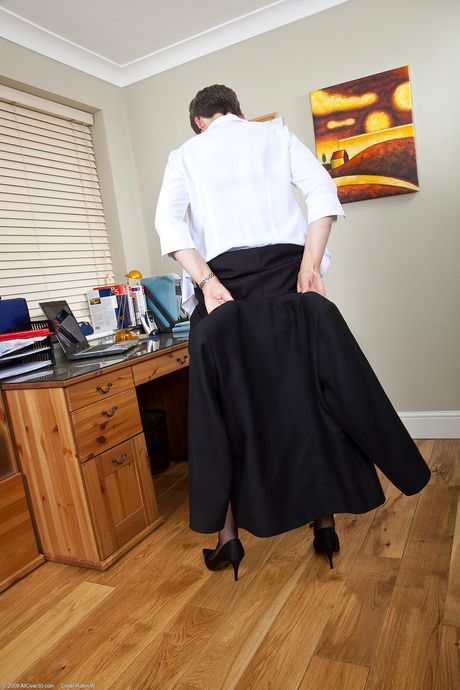 Amateur granny Dee shows her trimmed pussy up close in stockings