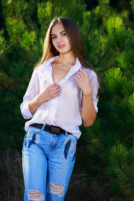 La hermosa adolescente Valencia tira desnuda en un campo y extiende los labios de su coño
