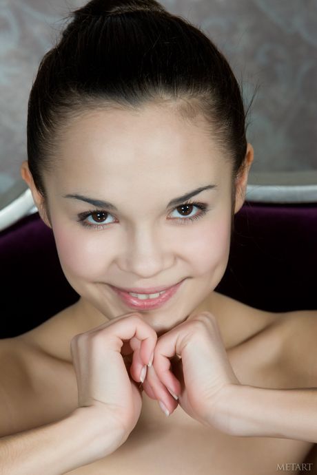 黑发少女 Ralina A 脱下内衣摆出裸体姿势
