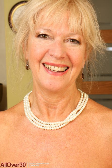 Granny Sapphire Louise mostra seus peitos e poses grandes em meias
