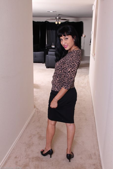 Moden kvinne Betty Green blokkerer seg i høye hæler
