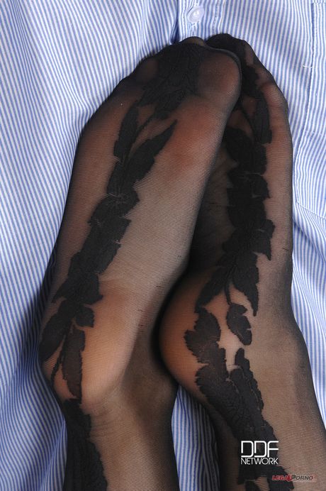 Hungarian babe Minnie Manga gives a footjob and gets her feet creamed