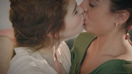 Mooie tiener Adel C en haar vriendin hebben lesbische seks op een bank
