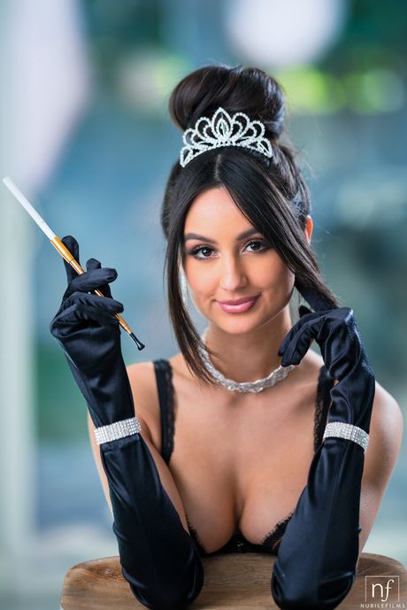 라틴계 십대 엘리자 이바라가 침대에서 음부를 면도하는 모습
