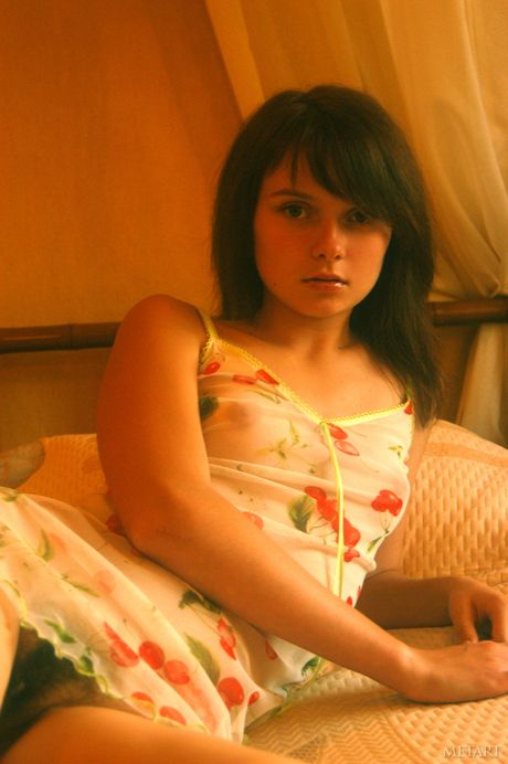 Ukrainian lady Anna S gets naked alluringly