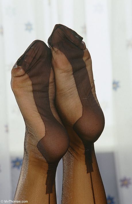 Sandy D in black stockings & heels toys her pussy with a vibrator