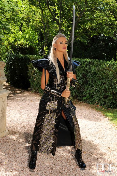 タトゥーだらけのブロンド、アシュリー・ブルガリがフェティッシュな野外で剣でアソコを弄ぶ。
