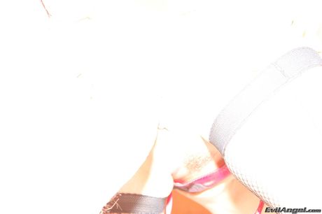 Blonde pornstar Aleska Diamond zostaje pieprzony przez zawieszonego stadnina
