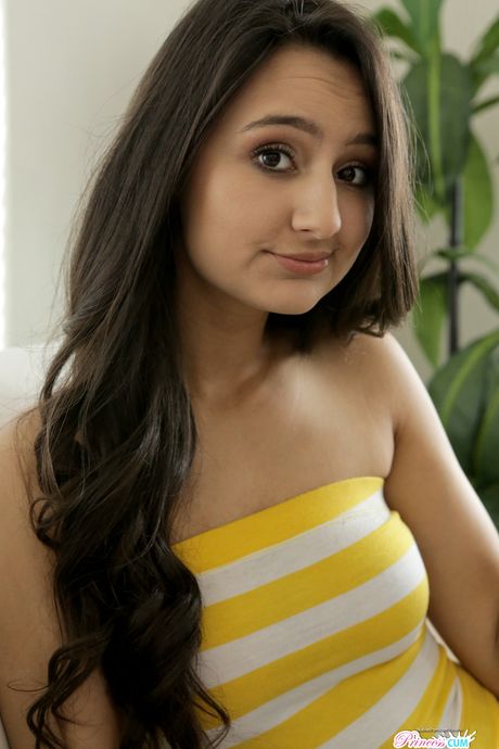 Brunette Teen Eliza Ibarra får fitta hennes plugget av stefaren
